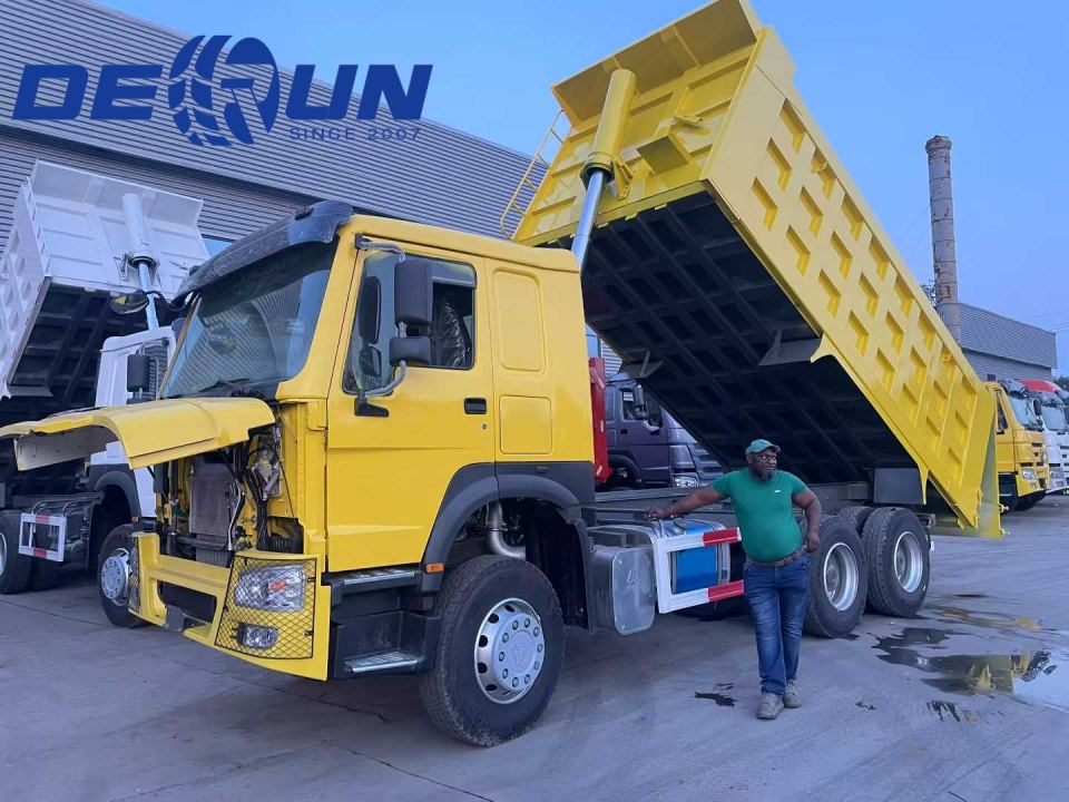 கபோனின் வாடிக்கையாளர் சினோட்ரூக் தொழிற்சாலையைப் பார்வையிட வந்தார்