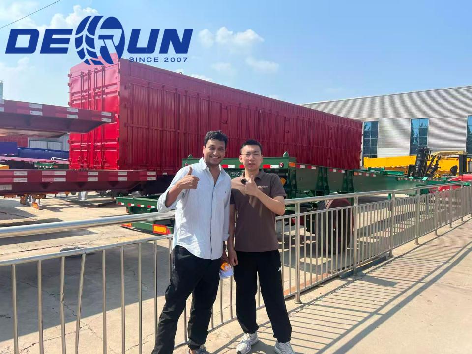 ஆஸ்திரேலிய வாடிக்கையாளர் டெருன் தொழிற்சாலையில் 3 ஆக்சில் பிளாட்பெட் அரை டிரெய்லர்களை ஆய்வு செய்தார்