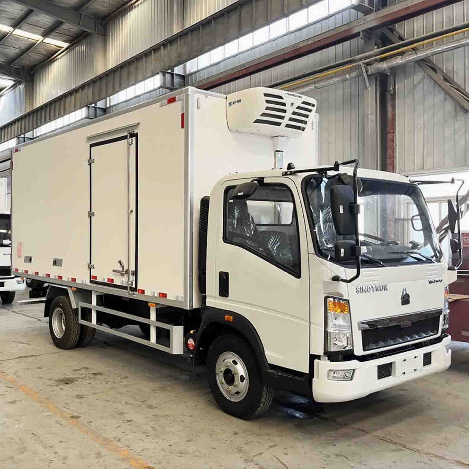 சினோட்ரூக் ஹோவோ 4x2 வான் டிரக் குளிரூட்டப்பட்டவர்